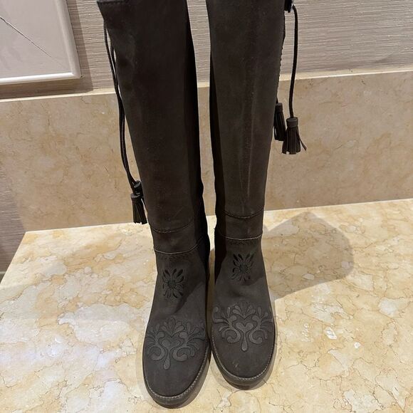 Chanel olive brown suede boots with side, lace up and tassel detail. Size 41. - Picture 1 of 14